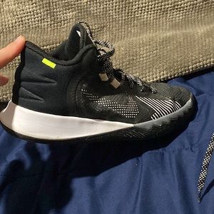 Nike Kyrie flytrap 5’s, barely used only worn 3 times and there a size 7